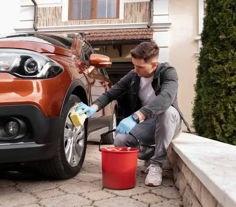 Lavage auto à domicile Bailleau-le-Pin : professionnel intervenant sur un véhicule